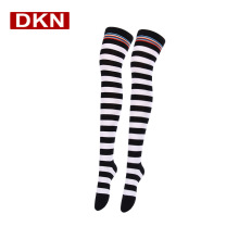Offre spéciale fête d&#39;approvisionnement rayures arc-en-ciel colorées chaussettes d&#39;impression personnalisées bas de tube de pied mignon pour les femmes